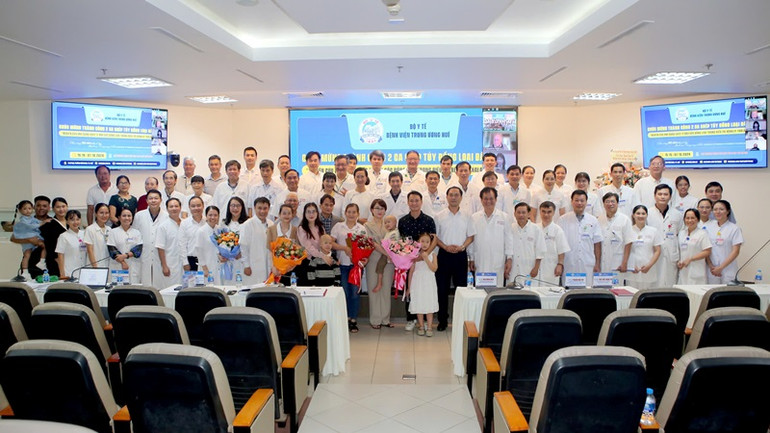 Ban Giám đốc cùng đội ngũ y, bác sĩ tại Bệnh viện Trung ương Huế chúc mừng và chụp ảnh lưu niệm cùng gia đình 2 cháu bé thực hiện ghép tủy thành công nhân ngày ra viện.