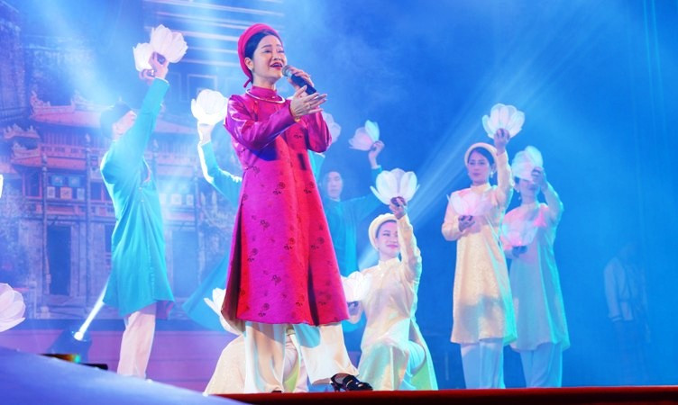 Hát múa cung đình kết hợp hoa đăng của các nghệ sĩ Nhà hát nghệ thuật Ca kịch Huế.