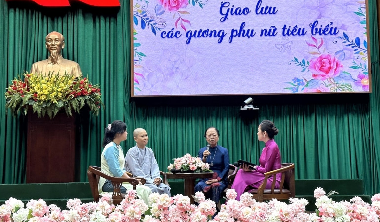 Các gương mặt phụ nữ tiêu biểu giao lưu tại chương trình tuyên dương.