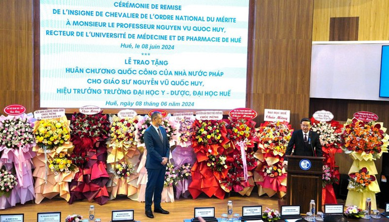 Hiệu trưởng Trường Đại học Y - Dược (Đại học Huế) và Ngài Đại sứ Cộng hòa Pháp tại Việt Nam Olivier Brochet.