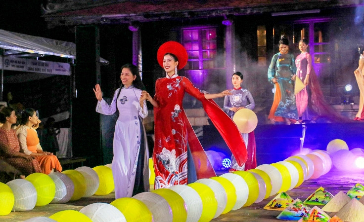 Lễ hội áo dài luôn là chương trình hấp dẫn, thu hút sự quan tâm của người dân, du khách trong các kỳ Festival Huế.