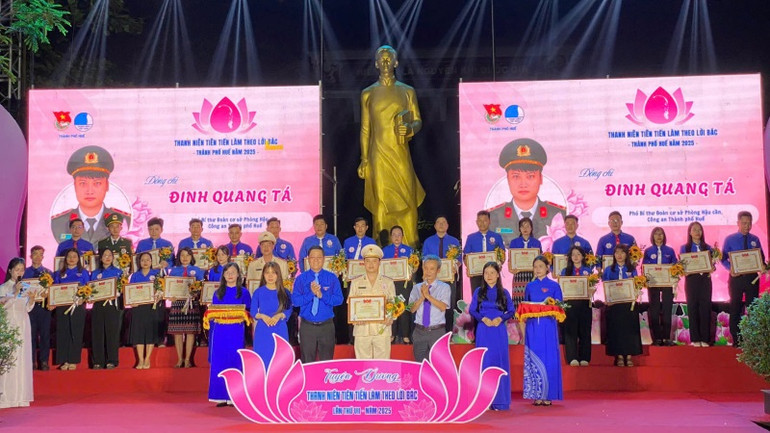Thông qua lễ tuyên dương, Ban Tổ chức đã gửi thông điệp đến các bạn trẻ: “Hãy sống hết mình và cống hiến thật nhiều, để những năm tháng Thanh xuân không sống hoài, sống phí”. Thông qua lễ tuyên dương, Ban Tổ chức đã gửi thông điệp đến các bạn trẻ: “Hãy sống hết mình và cống hiến thật nhiều, để những năm tháng Thanh xuân không sống hoài, sống phí”.