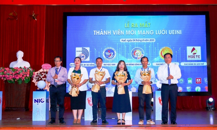 Tặng hoa chúc mừng các thành viên mới của mạng lưới UEINI (Univertity Entrepreneurship and Innovation Network Initiative).