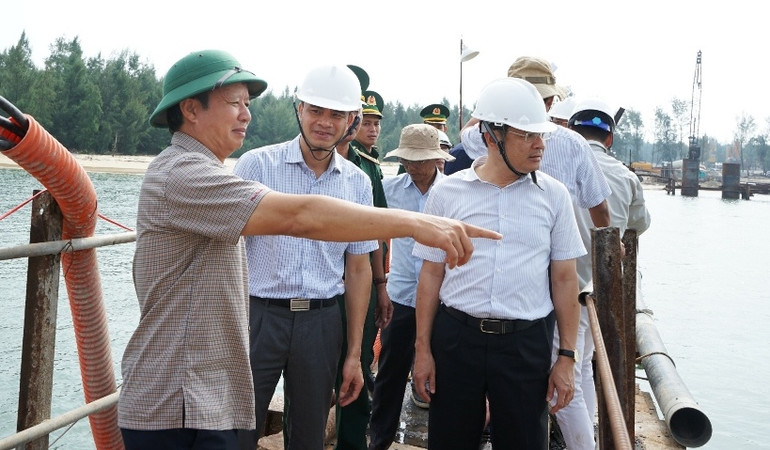 Đồng chí Bí thư Tỉnh ủy Lê Trường Lưu (ngoài cùng bên trái) đi kiểm tra các công trình, dự án ven biển tại Thừa Thiên Huế.