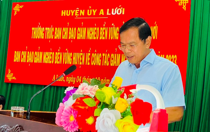 Bí thư Huyện ủy A Lưới Huỳnh Công Quảng báo cáo tại buổi làm việc. (Ảnh: THANH ĐỊNH)