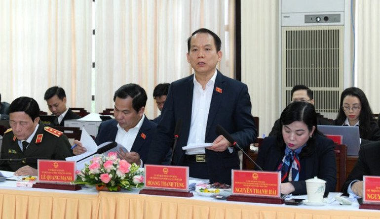 Các thành viên trong Đoàn công tác của Quốc hội tham gia ý kiến phát biểu tại buổi làm việc.