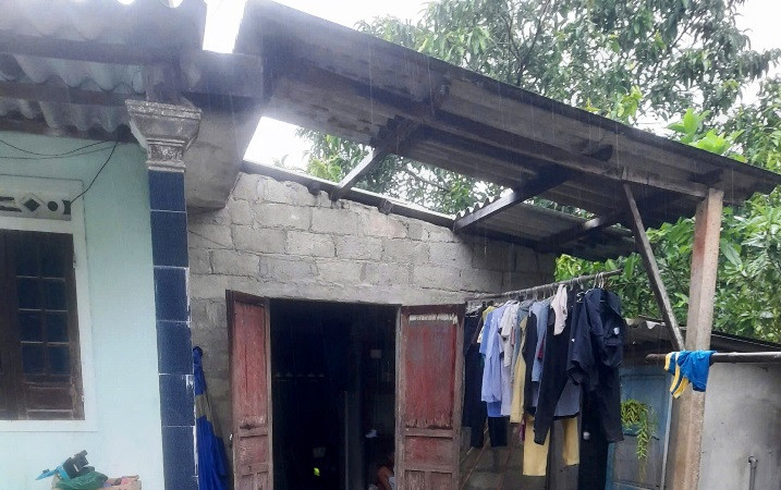 Lốc xoáy làm tốc mái công trình phụ của người dân tại xã Phú Hồ, huyện Phú Vang.