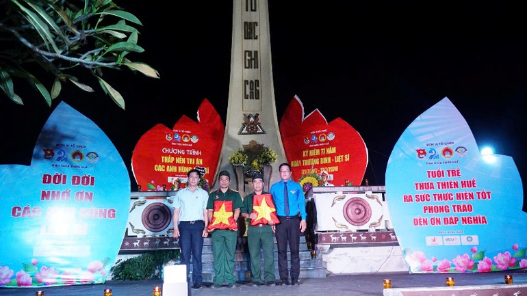 Lãnh đạo Sở Lao động-Thương binh và Xã hội và Tỉnh đoàn Thừa Thiên Huế trao tặng di ảnh đã phục dựng của liệt sĩ Nguyễn Văn Dụng và liệt sĩ Hoàng Đăng Quang cho các đồng chí, đồng đội.