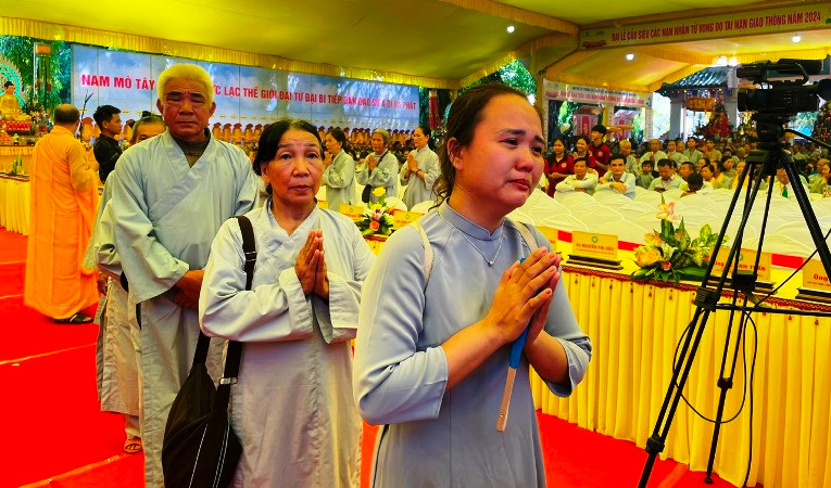 Thân nhân các gia đình có người tử vong do tai nạn giao thông đến tham dự lễ cầu siêu.