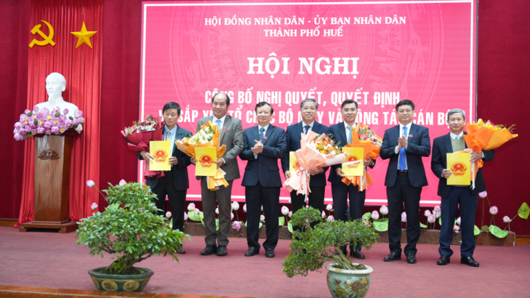 Trao quyết định bổ nhiệm các cán bộ lãnh đạo quản lý tại Sở Nội vụ. (Ảnh: Ng.Hiếu)