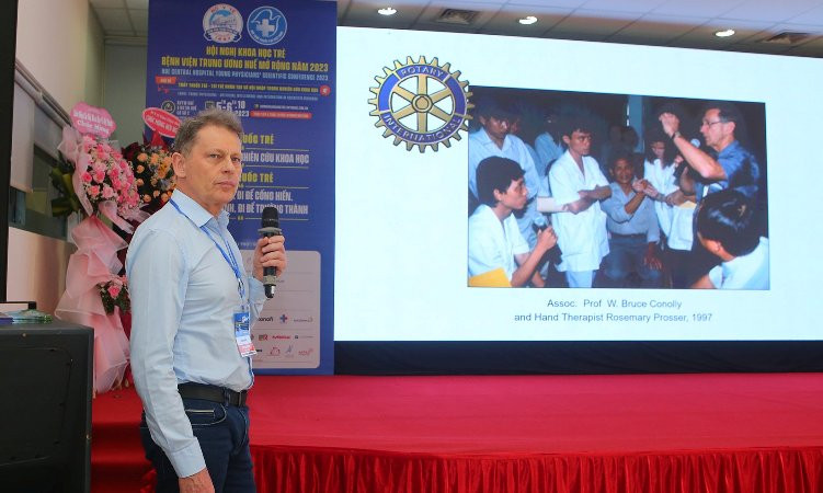 Hội nghị đã tiếp đón đoàn “Phẫu thuật bàn tay Việt - Australia” với các chuyên gia nước ngoài tham gia. (Ảnh: THƯỢNG HIỂN)