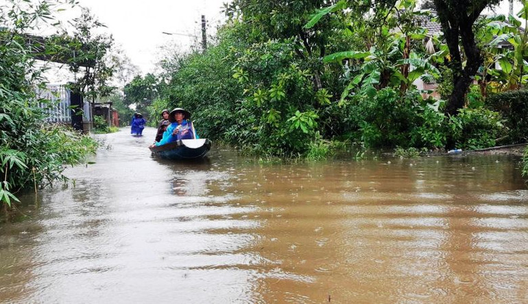 Ảnh hưởng của hoàn lưu áp thấp nhiệt đới khiến nhiều địa phương vùng thấp trũng tại Thừa Thiên Huế thuộc hạ lưu sông Hương, sông Bồ bị ngập nặng do mưa lớn.