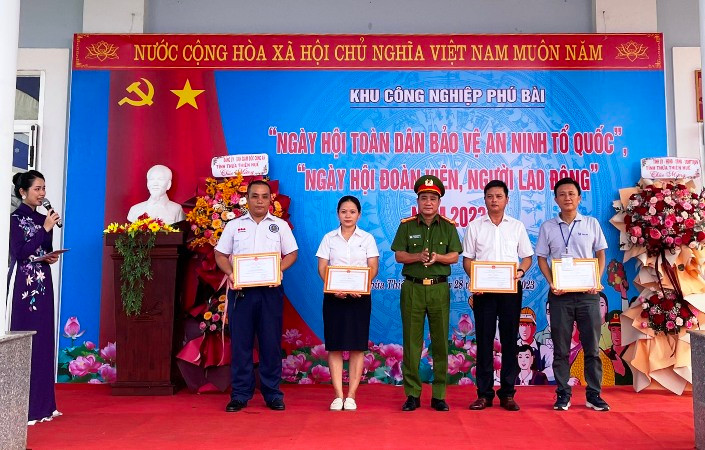 Trao giấy khen tặng tặng các tập thể và 15 cá nhân tiêu biểu.