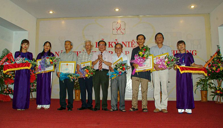 Lãnh đạo tỉnh Thừa Thiên Huế tặng hoa chúc mừng các Tổng Biên tập, Phó Tổng Biên tập Tạp chí Sông Hương qua từng thời kỳ. Lãnh đạo tỉnh Thừa Thiên Huế tặng hoa chúc mừng các Tổng Biên tập, Phó Tổng Biên tập Tạp chí Sông Hương qua từng thời kỳ.