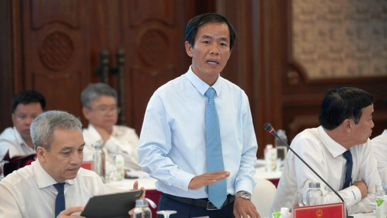 Chủ tịch Ủy ban nhân dân tỉnh Thừa Thiên Huế Nguyễn Văn Phương phát biểu ý kiến tại hội nghị.