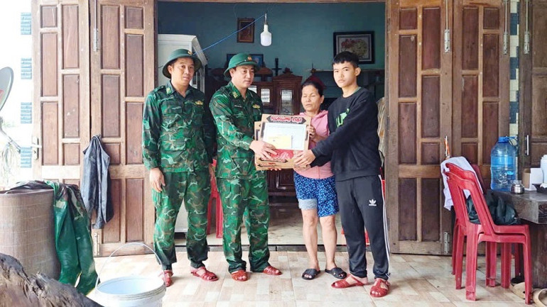 Đồng chí Đại tá Hoàng Minh Hùng, Chỉ huy trưởng Biên phòng tỉnh tới tặng quà gia đình chiến sĩ Trần Ngoan (Biên phòng tỉnh) có nhà bị thiệt hại bởi cơn bão số 6.