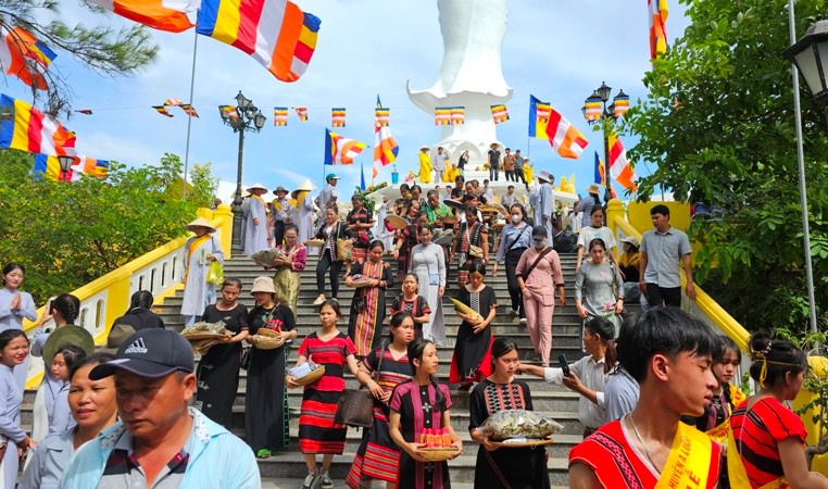 Lễ hội thu hút hàng chục nghìn đồng bào Phật tử và du khách từ mọi miền đất nước về dự.