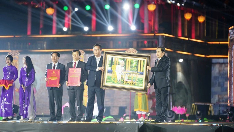 Chủ tịch Quốc hội Trần Thanh Mẫn trao tặng bức tranh về Chủ tịch Hồ Chí Minh - tấm gương đạo đức cách mạng cho lãnh đạo Thường trực Tỉnh ủy Thừa Thiên Huế.