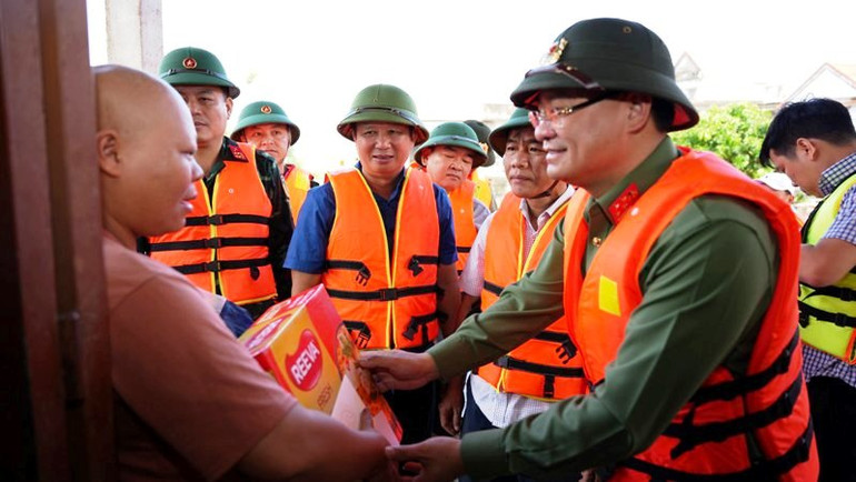 Lãnh đạo thăm hỏi, tặng quà động viên bà Đặng Thị Nguyệt, bệnh nhân bị ung thư ở tổ dân phố An Gia, thị trấn Sịa.