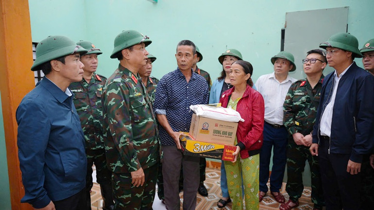 Đoàn công tác tặng quà cho hộ gia đình ông Phạm Vui, sinh năm 1969, trú tại Tổ dân phố An Cư Tây (thị trấn Lăng Cô).