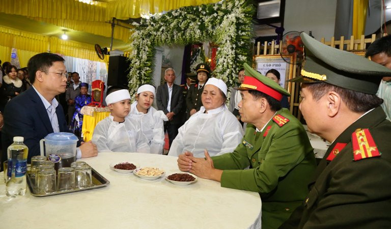 Phó Chủ tịch Thường trực Ủy ban nhân dân tỉnh Nguyễn Thanh Bình (ngoài cùng bên trái) động viên gia đình chiến sĩ công an hy sinh.
