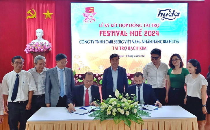 Ban tổ chức Festival Huế 2024 và Công ty TNHH Bia Carlsberg Việt Nam ký hợp đồng tài trợ.