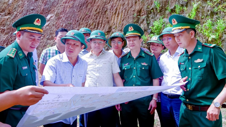 Lãnh đạo Tỉnh ủy Thừa Thiên Huế kiểm tra các hoạt động tại biên giới. (ảnh: Võ Tiến)