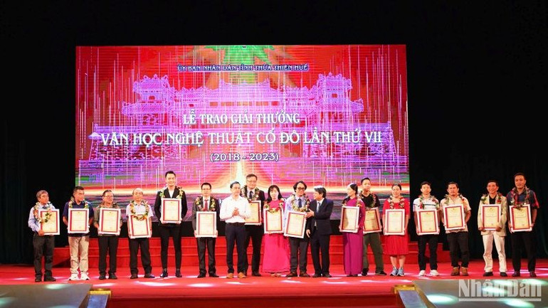 Trao giải C cho các tác giả/nhóm tác giả đoạt giải.