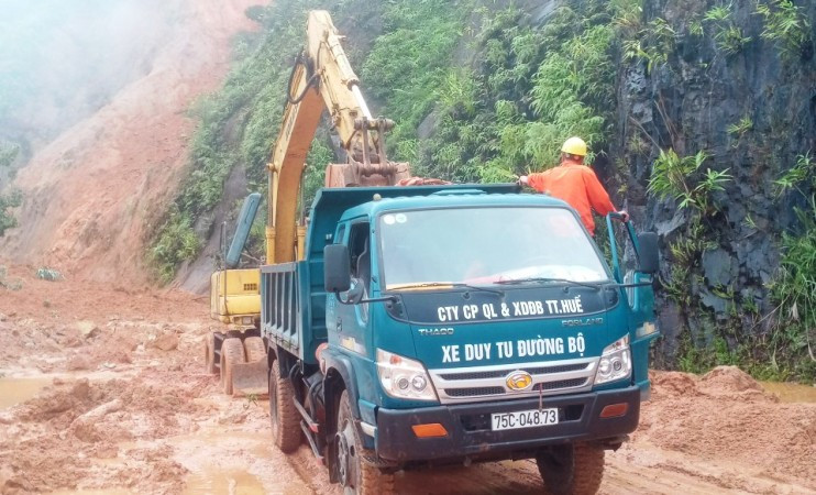 Công tác khắc phục điểm sạt lở trên tuyến đường Hồ Chí Minh đã được Công ty CP Quản lý và xây dựng đường bộ Thừa Thiên Huế tiến hành khẩn trương nhằm bảo đảm an toàn và sớm thông tuyến trở lại trong ngày 19/10.