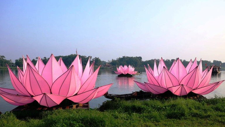 Bảy đóa hoa sen được cố định trên sông Hương với độ sâu gần 6m bằng 4 vị trí cọc trước Nghinh Lương Đình.