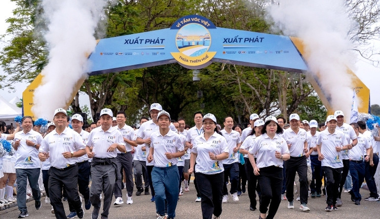 Các đại biểu, khách mời xuất phát mở đầu giải chạy để cổ vũ tinh thần cho học sinh, sinh viên, thầy cô giáo và các bậc phụ huynh.