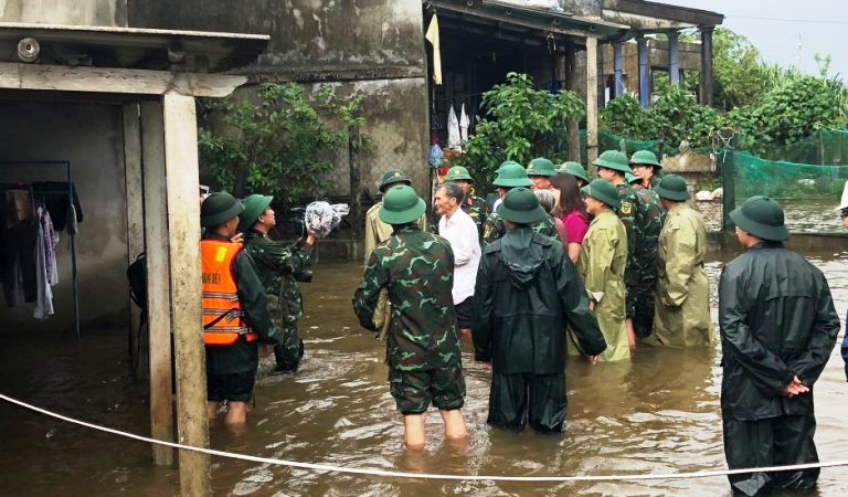 Đoàn công tác của Quân khu 4 do Trung tướng Hà Thọ Bình, Tư lệnh Quân khu làm Trưởng đoàn đã đi kiểm tra, nắm tình hình và thăm hỏi bà con nhân dân vùng lũ lụt thôn Thủ Lễ, xã Quảng phước (huyện Quảng Điền).