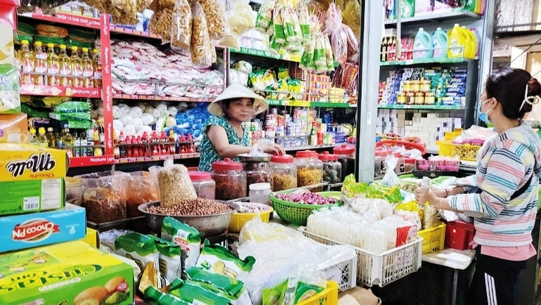 Tại các siêu thị, chợ truyền thống trên địa bàn TP Huế đã dự trữ lượng hàng hóa ổn định cho mùa bão lụt năm nay. Tại các siêu thị, chợ truyền thống trên địa bàn TP Huế đã dự trữ lượng hàng hóa ổn định cho mùa bão lụt năm nay.