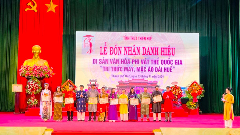 Khen thưởng các cá nhân, tổ chức điển hình trong việc thiết kế, may và mặc áo dài, tổ chức các chương trình lễ hội áo dài...