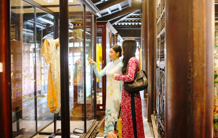 Triển lãm thu hút công chúng Huế đến xem, thưởng lãm những bộ áo gấm, dày... dưới thời vua Khải Định.