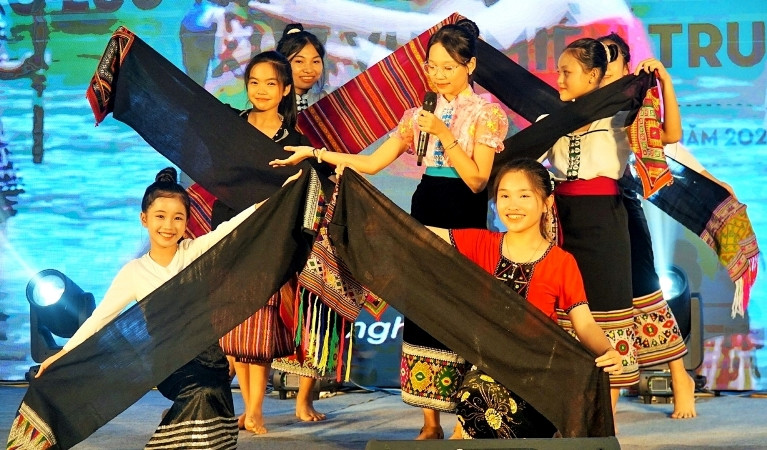 Nhiều tiết mục nghệ thuật mang đậm bản sắc văn hóa dân tộc.