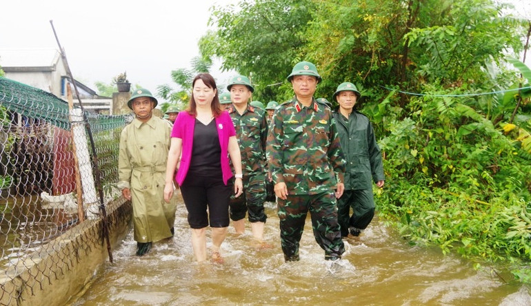 Trung tướng Hà Thọ Bình, Tư lệnh Quân khu 4 cùng Đoàn công tác di chuyển đến thăm các gia đình trong xóm Đảo, thôn Thủ Lễ 2, xã Quảng Phước, huyện Quảng Điền.