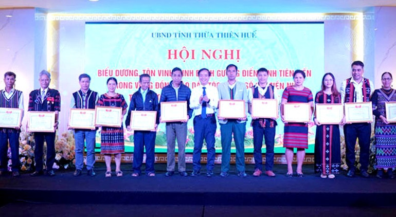 Trưởng Ban Dân tộc tỉnh Hồ Xuân Trăng trao Bằng khen cho cá nhân xuất sắc, tiêu biểu giai đoạn 2021-2023.