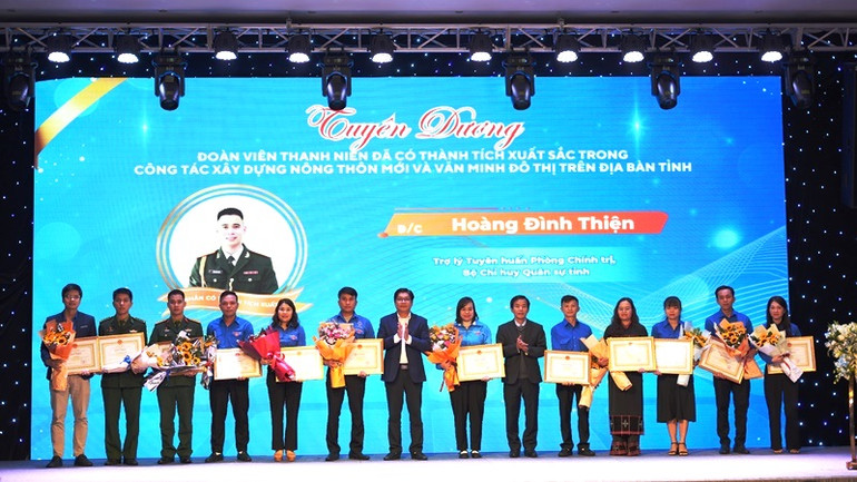 Trao Bằng khen của Chủ tịch Ủy ban nhân dân tỉnh cho 15 thanh niên tiêu biểu trong tham gia xây dựng nông thôn mới và văn minh đô thị. Trao Bằng khen của Chủ tịch Ủy ban nhân dân tỉnh cho 15 thanh niên tiêu biểu trong tham gia xây dựng nông thôn mới và văn minh đô thị.