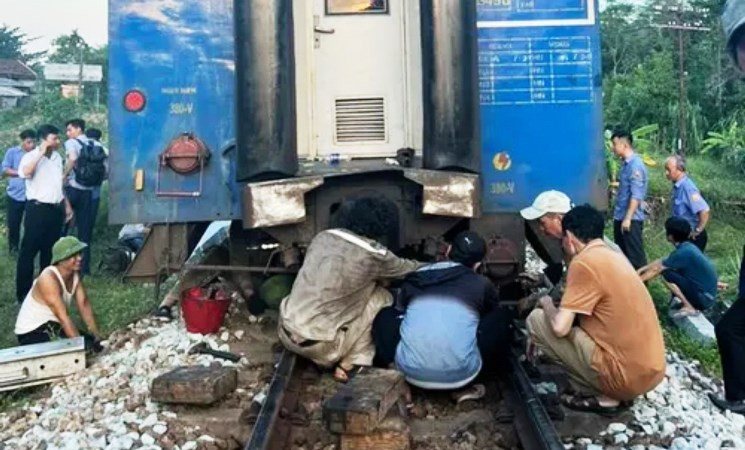 Nỗ lực khắc phục sự cố tàu SE2 bị trật bánh khỏi đường ray.