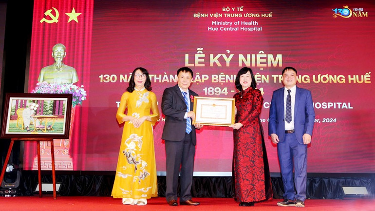 Bộ trưởng Y tế Đào Hồng Lan trao tặng Bằng khen cho tập thể Bệnh viện Trung ương Huế.