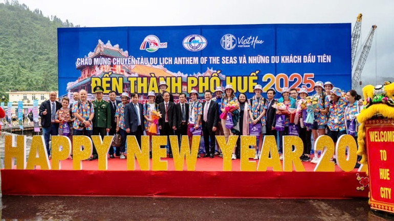 Lãnh đạo thành phố Huế đón, tặng hoa, chụp ảnh lưu niệm cùng những du khách đầu tiên đến Huế bằng đường hàng hải trong năm 2025. (Ảnh: HOÀNG HẢI)