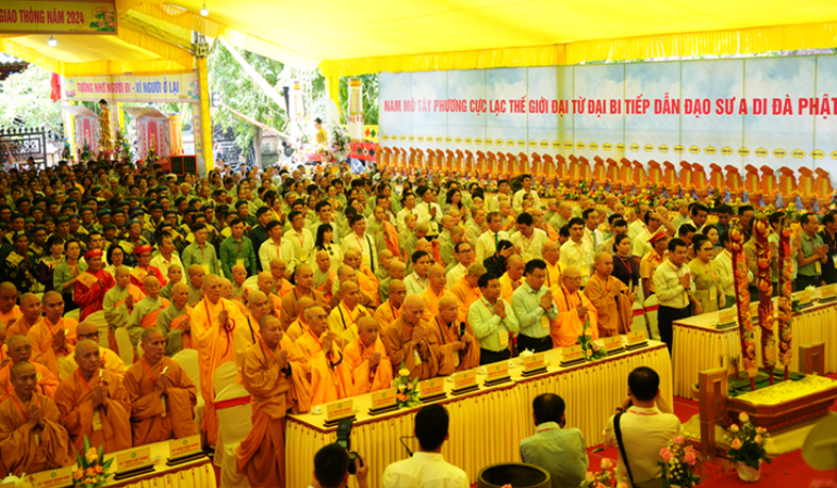 Buổi lễ với sự tham dự của đông đảo các đại biểu đại diện các bộ, ngành ở trung ương, các tỉnh, thành phố và đông đảo tăng ni, phật tử.