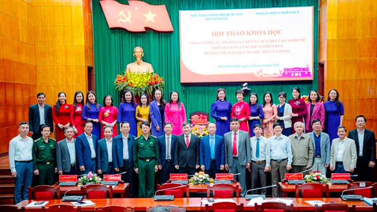 Các đại biểu tham gia hội thảo chụp hình lưu niệm.