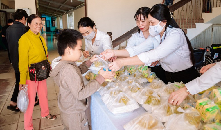 Trao “Bữa cơm yêu thương” cho các bệnh nhi.