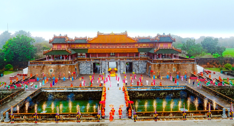 Sân khấu hóa tái hiện lễ Ban Sóc triều Nguyễn tại di tích Ngọ Môn - Lễ hội đầu tiên của Festival Huế 2024. (ảnh: Lê Hoàng)