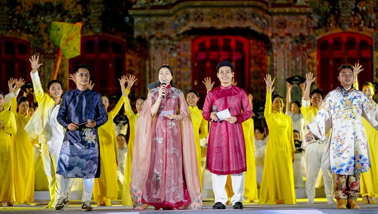 Chương trình nghệ thuật khai mạc Tuần lễ Festival Huế 2022 đã mở ra một chuỗi hoạt động văn hóa nghệ thuật phong phú, hấp dẫn trong 6 ngày đêm.