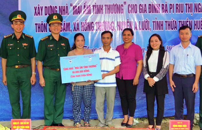 Đại diện lãnh đạo Bộ đội Biên phòng tỉnh trao hỗ trợ xây dựng nhà cho gia đình chị Pi Riu Thị Nga.