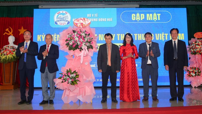 Bệnh viện Trung ương Huế vinh dự nhận được lẵng hoa chúc mừng của Thủ tướng Chính phủ Phạm Minh Chính.