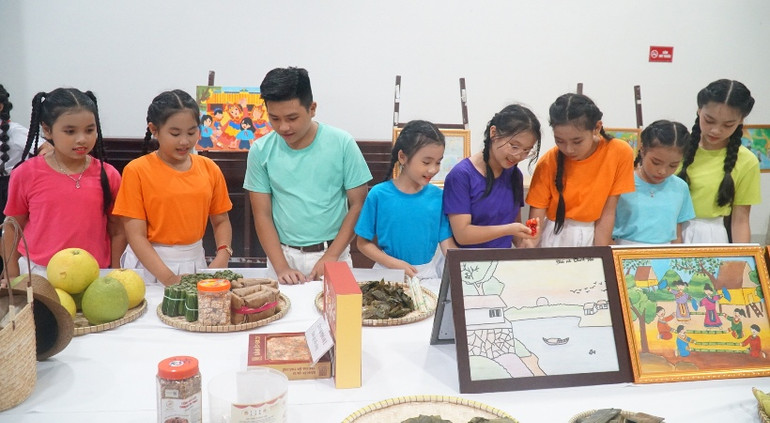 Giới thiệu các sản phẩm tại lễ hội ẩm thực vùng miền...